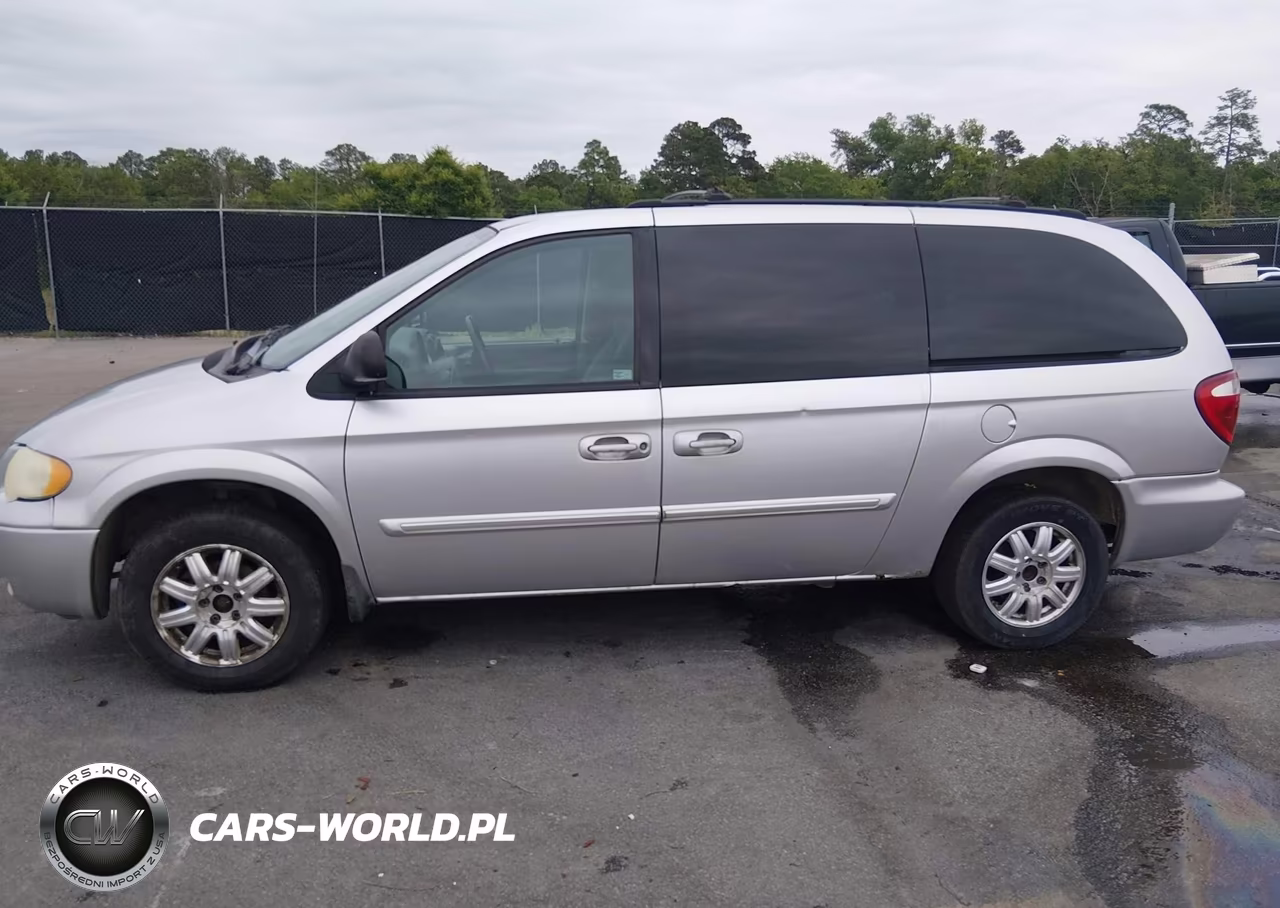 2005 Chrysler Town & Country Touring VIN:2C8GP54L95R541670 - 14