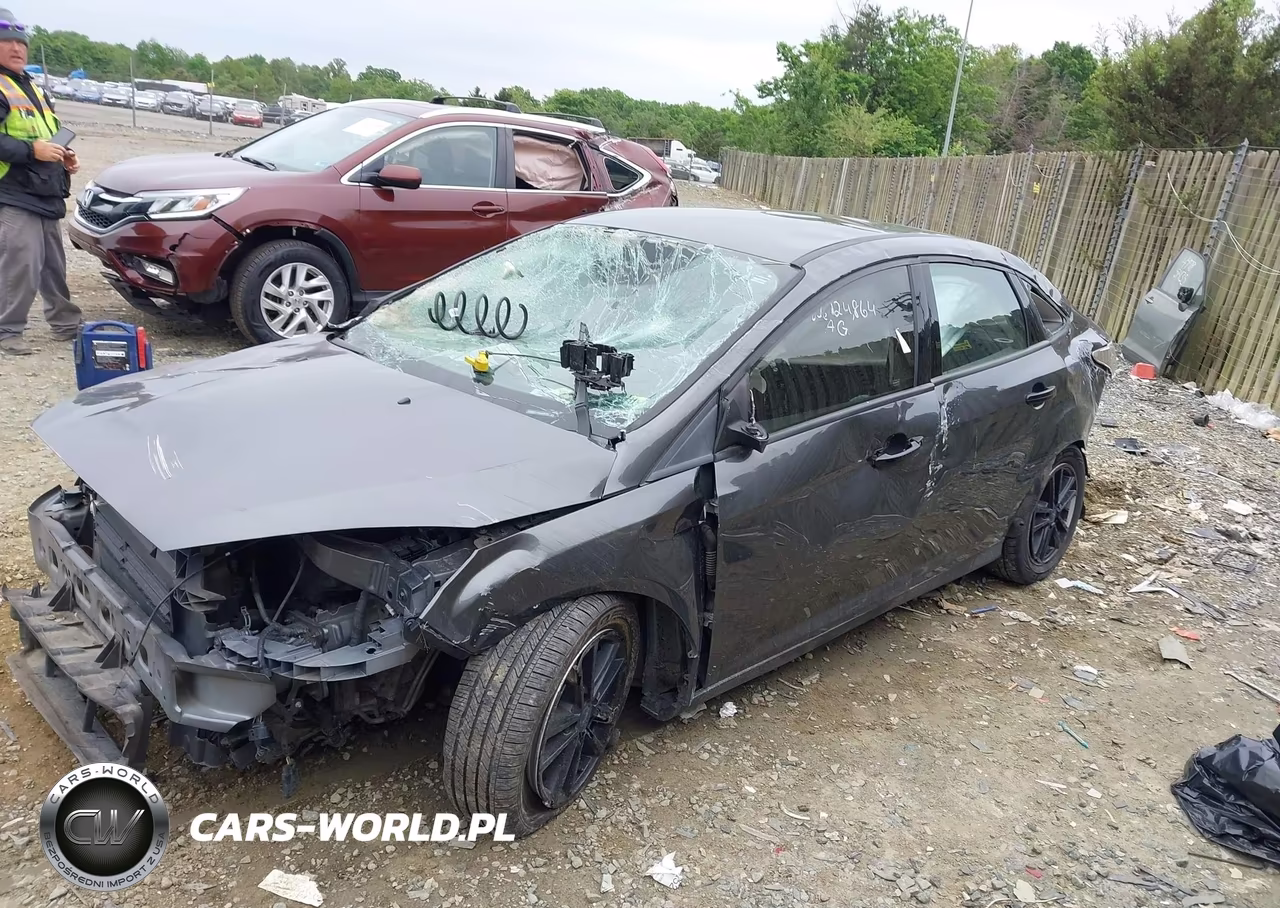 2018 Ford Focus Se VIN:1FADP3FE8JL215133 - 2
