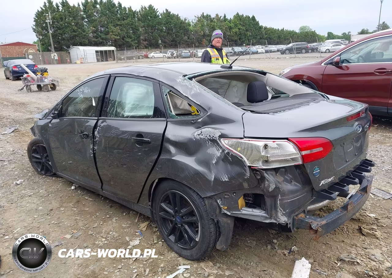 2018 Ford Focus Se VIN:1FADP3FE8JL215133 - 3