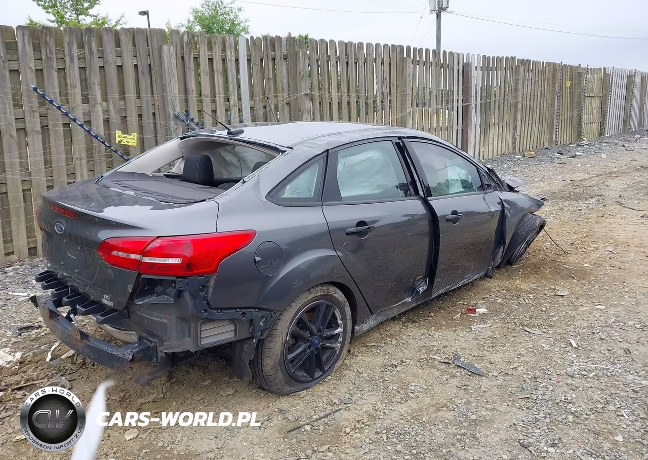 2018 Ford Focus Se VIN:1FADP3FE8JL215133 - 4