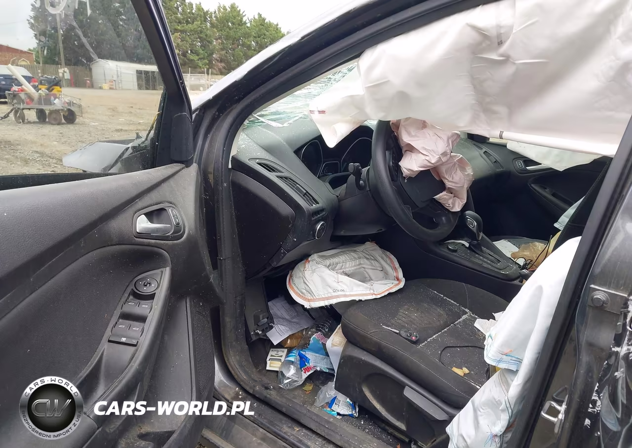 2018 Ford Focus Se VIN:1FADP3FE8JL215133 - 5