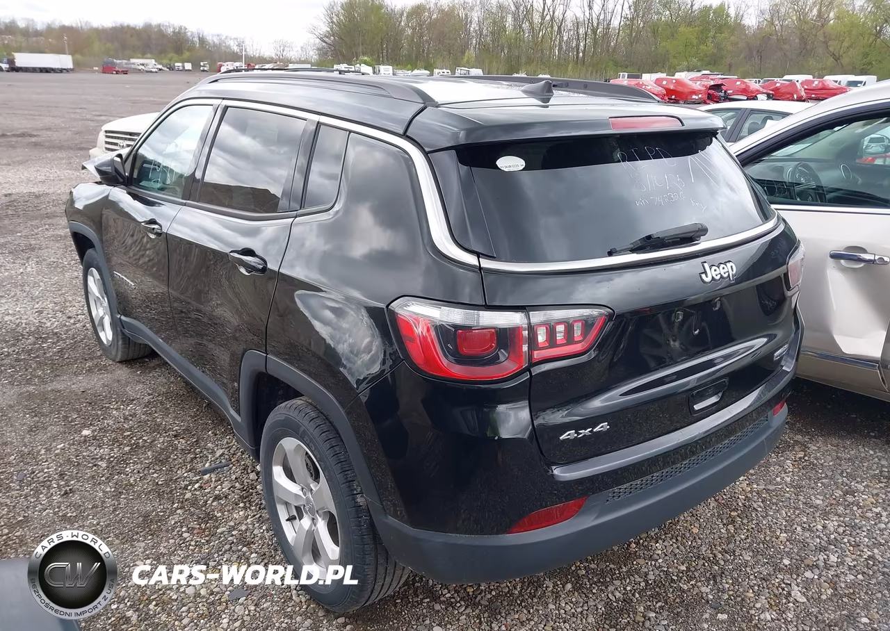 2019 Jeep Compass Latitude 4X4 VIN:3C4NJDBB3KT742326 - 3