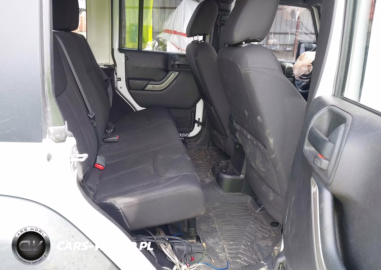 2015 Jeep Wrangler Unlimited Sport VIN:1C4BJWDG1FL633050 - 8