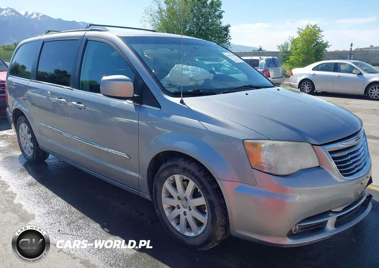 2013 Chrysler Town & Country Touring – zdjęcie 1 z 19