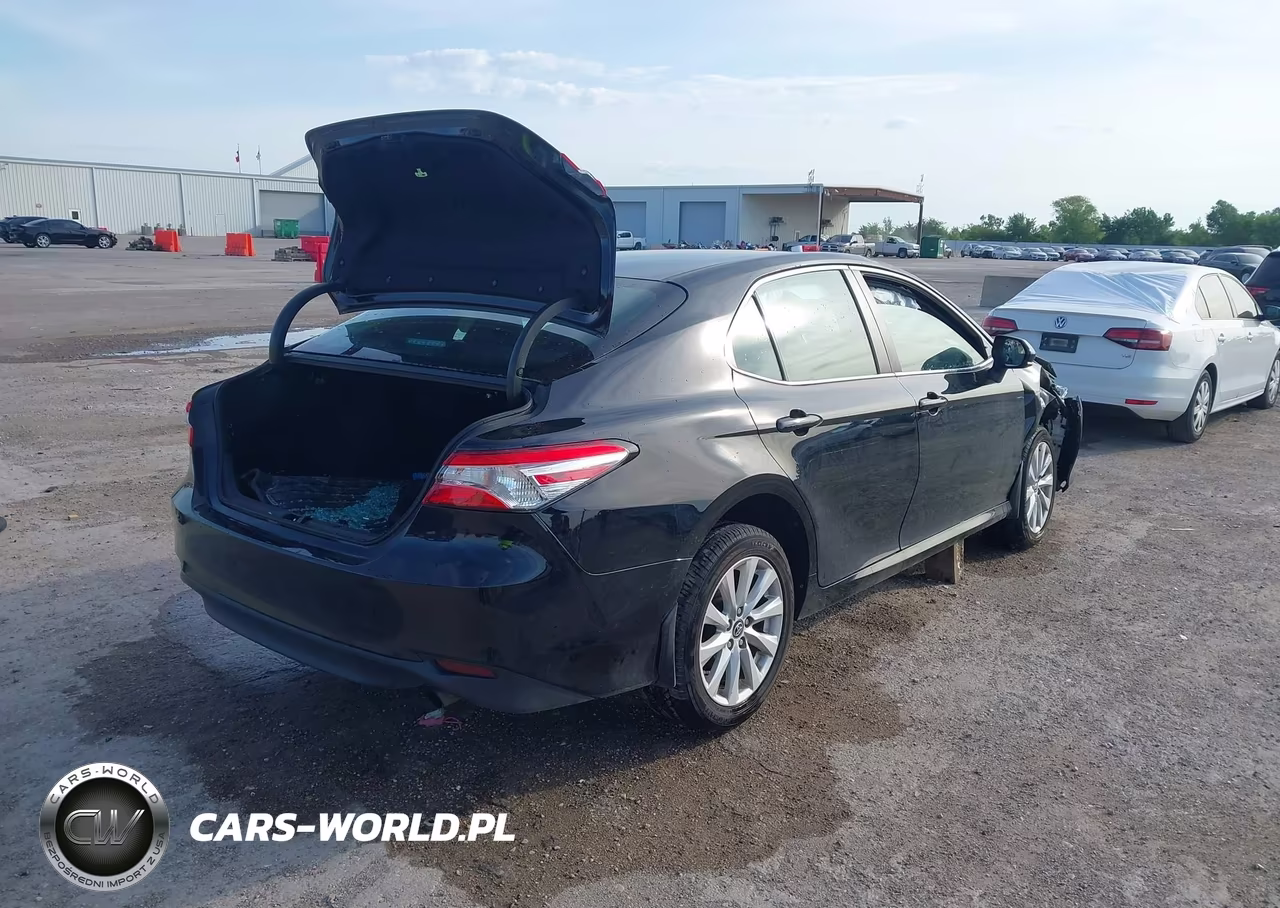 2019 Toyota Camry Le VIN:4T1B11HK5KU852739 - 4