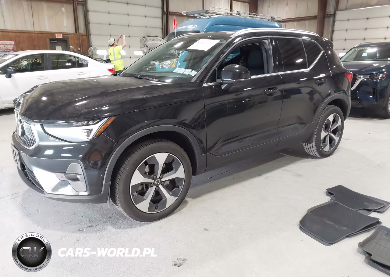 2025 Volvo Xc40 B5 Plus Bright Theme VIN:YV4L12UEXS2513465 - 2