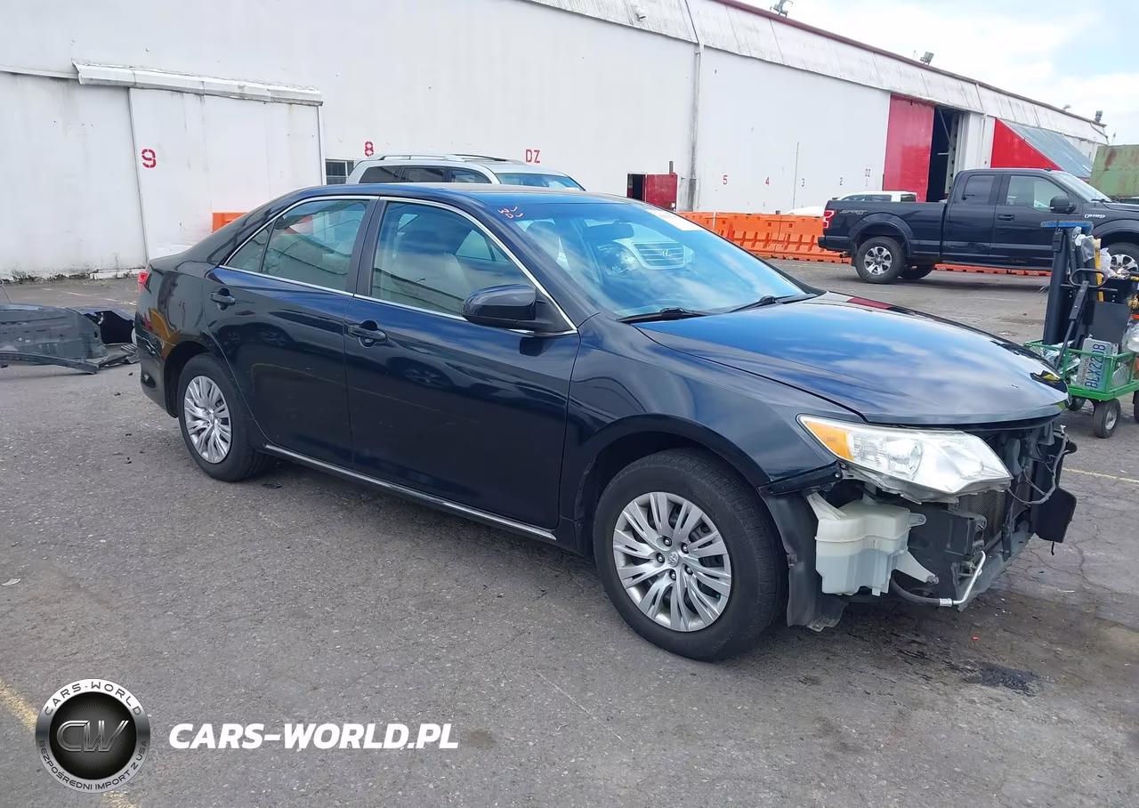 2014 Toyota Camry Le – zdjęcie 1 z 18