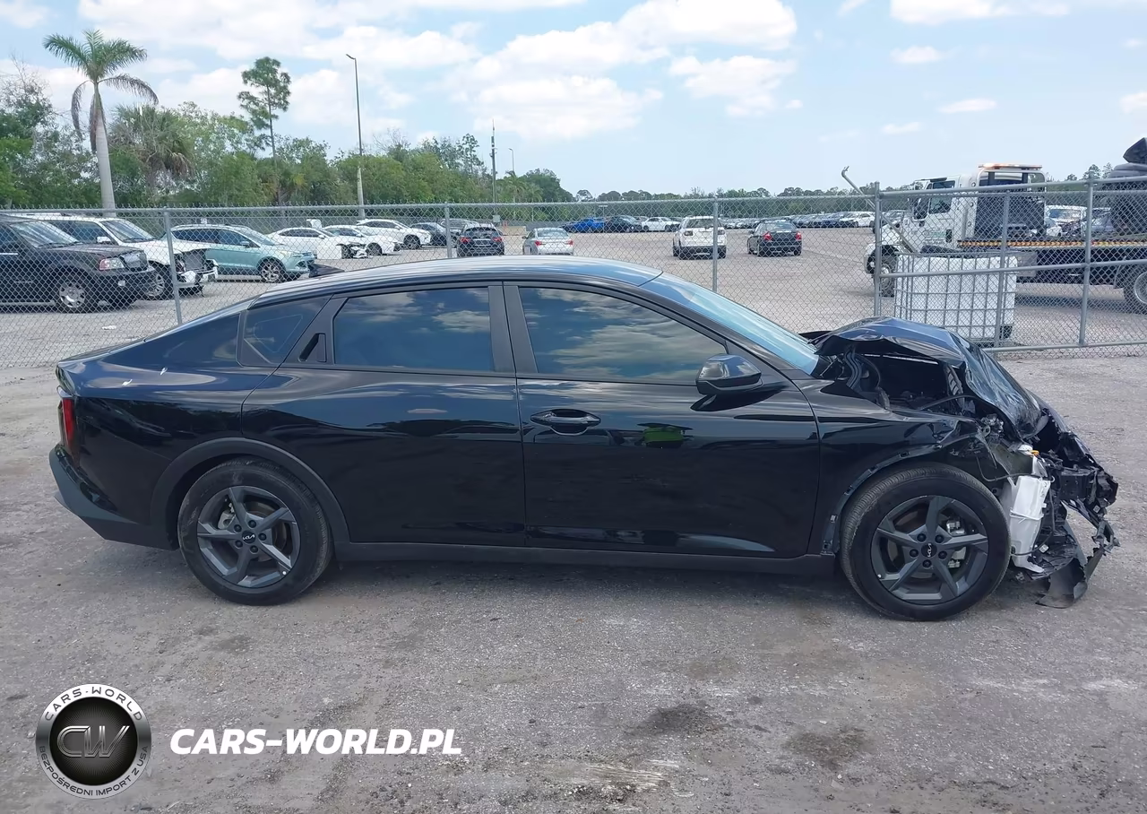2025 Kia K4 Lxs VIN:3KPFT4DE8SE195970 - 13