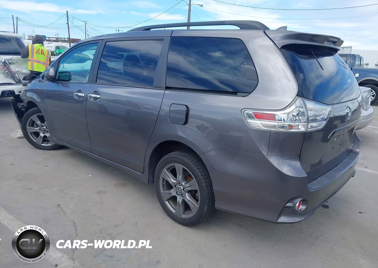 2018 Toyota Sienna Se 8 Passenger VIN:5TDXZ3DC4JS907830 - 3