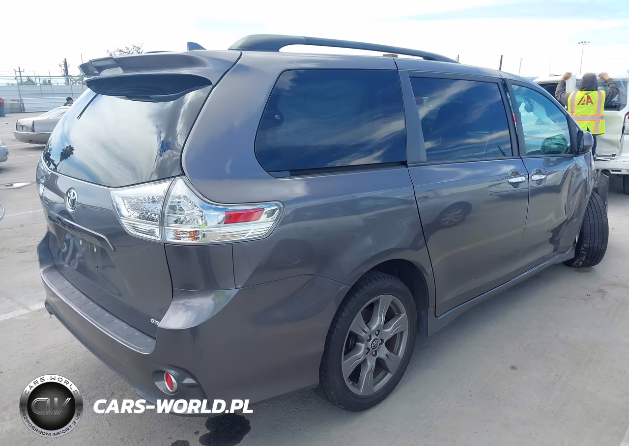 2018 Toyota Sienna Se 8 Passenger VIN:5TDXZ3DC4JS907830 - 4