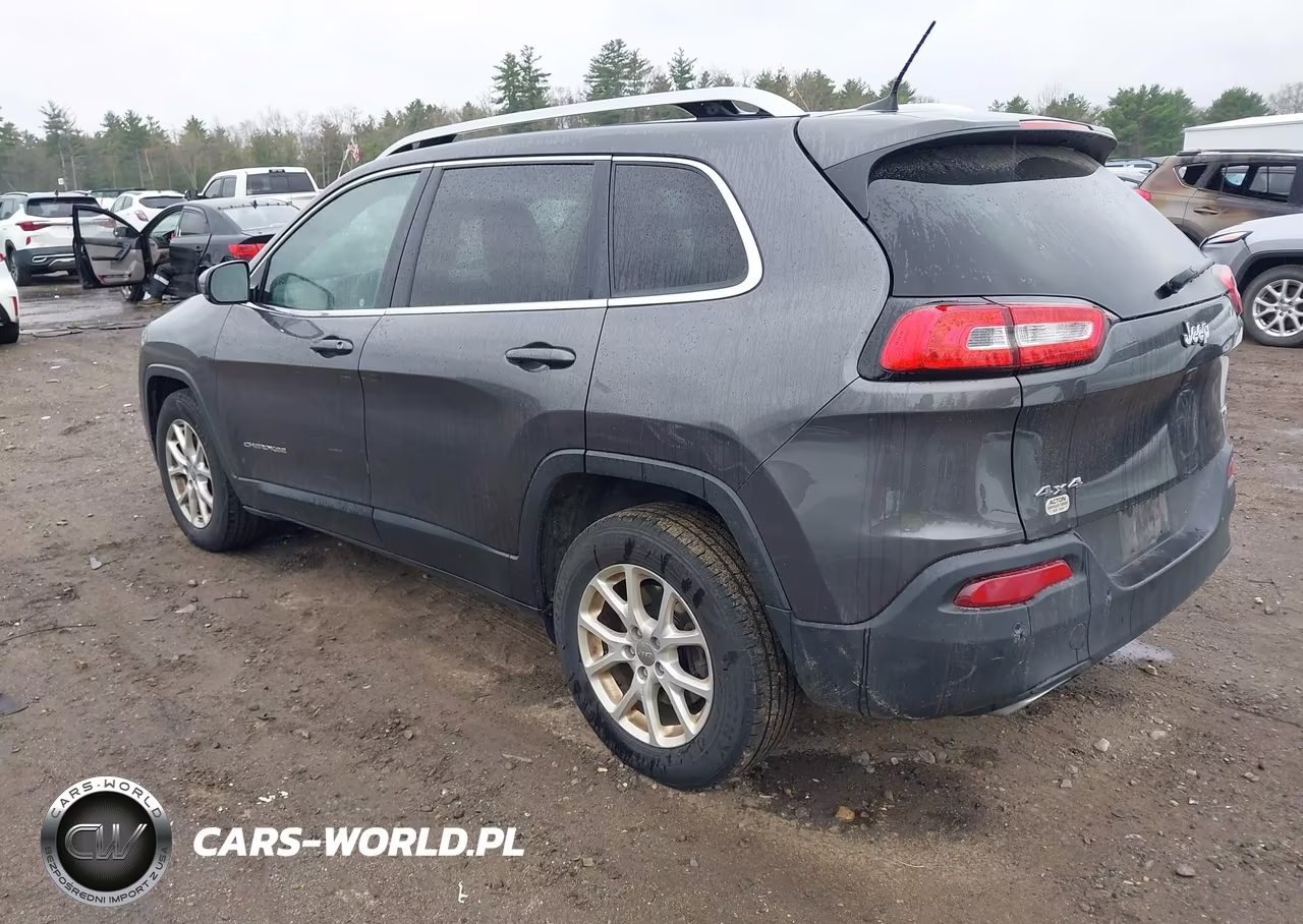 2017 Jeep Cherokee Latitude 4X4 VIN:1C4PJMCS6HW556967 - 3