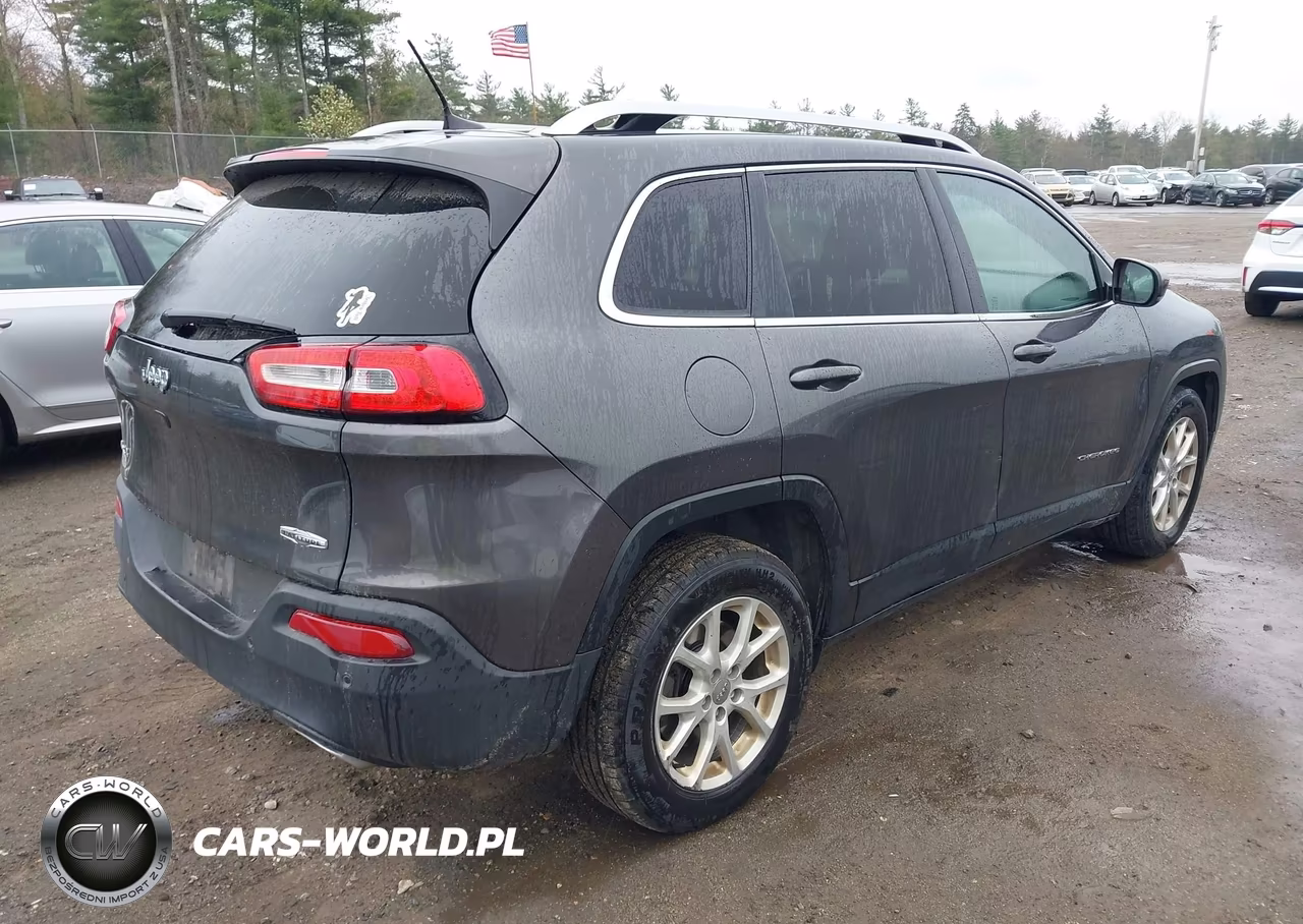 2017 Jeep Cherokee Latitude 4X4 VIN:1C4PJMCS6HW556967 - 4