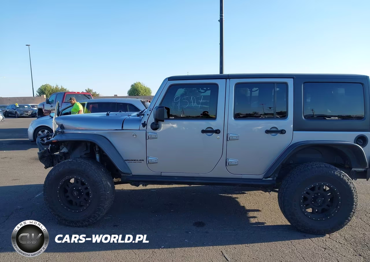 2015 Jeep Wrangler Unlimited Sahara VIN:1C4BJWEG7FL685152 - 14