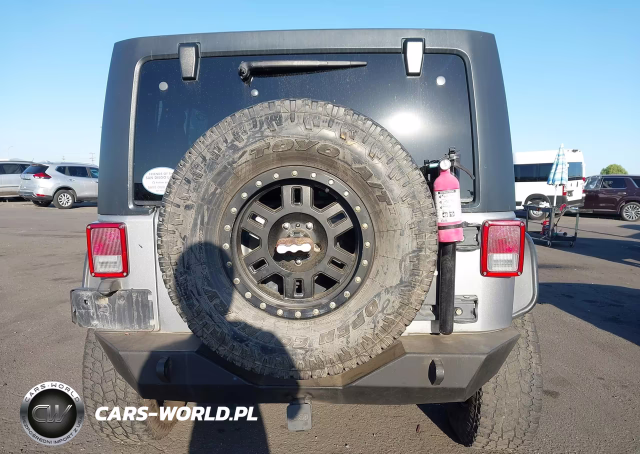2015 Jeep Wrangler Unlimited Sahara VIN:1C4BJWEG7FL685152 - 16