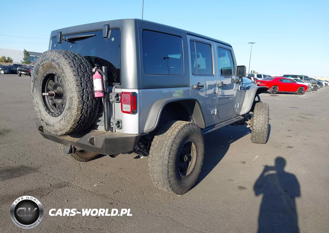 2015 Jeep Wrangler Unlimited Sahara VIN:1C4BJWEG7FL685152 - 4