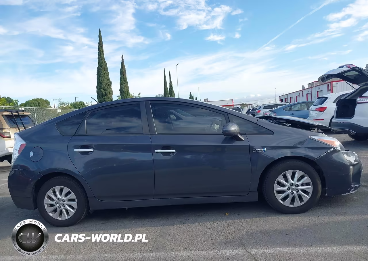 2015 Toyota Prius Plug-In VIN:JTDKN3DP2F3074739 - 13