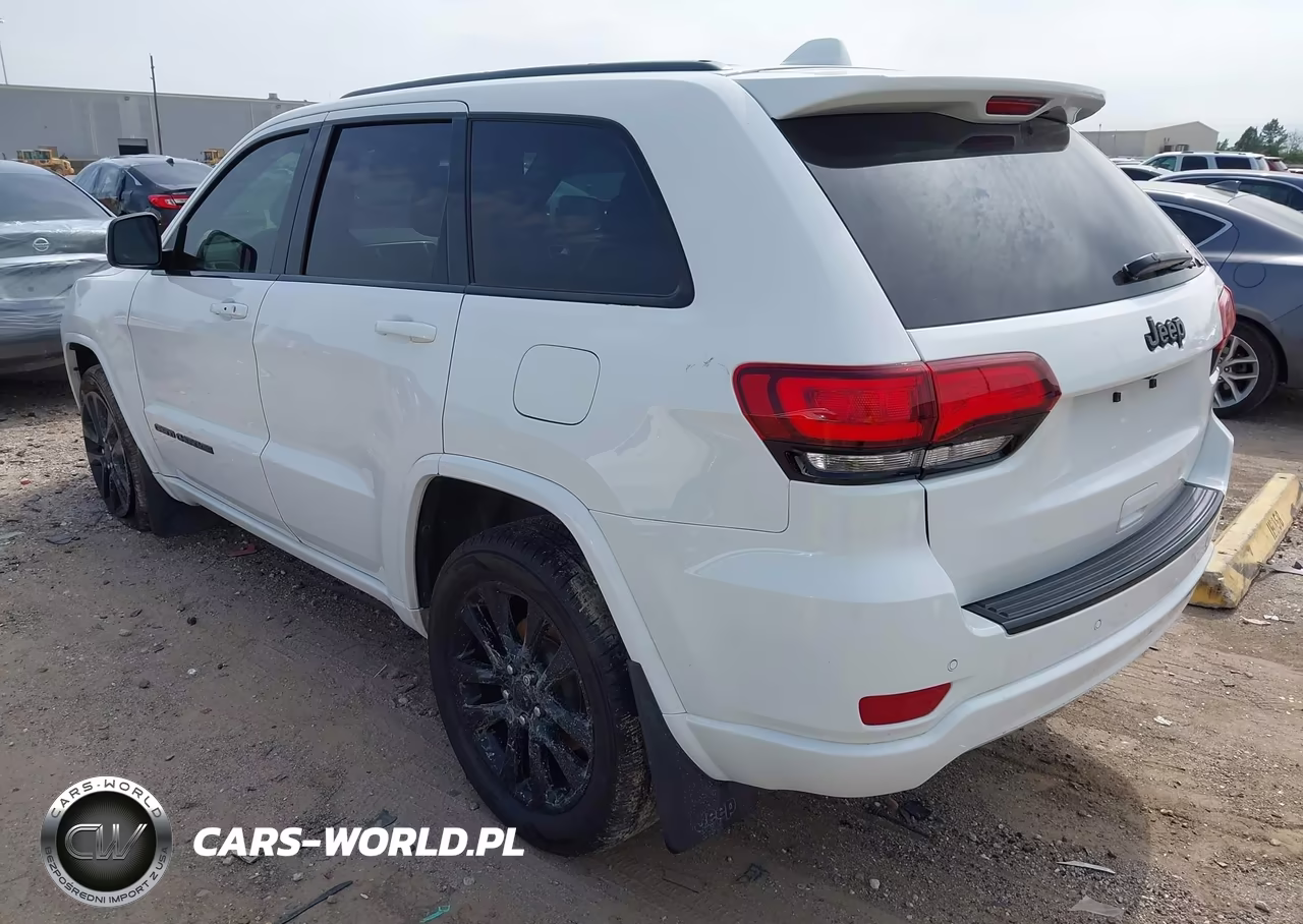 2018 Jeep Grand Cherokee Altitude 4X4 VIN:1C4RJFAGXJC217574 - 3