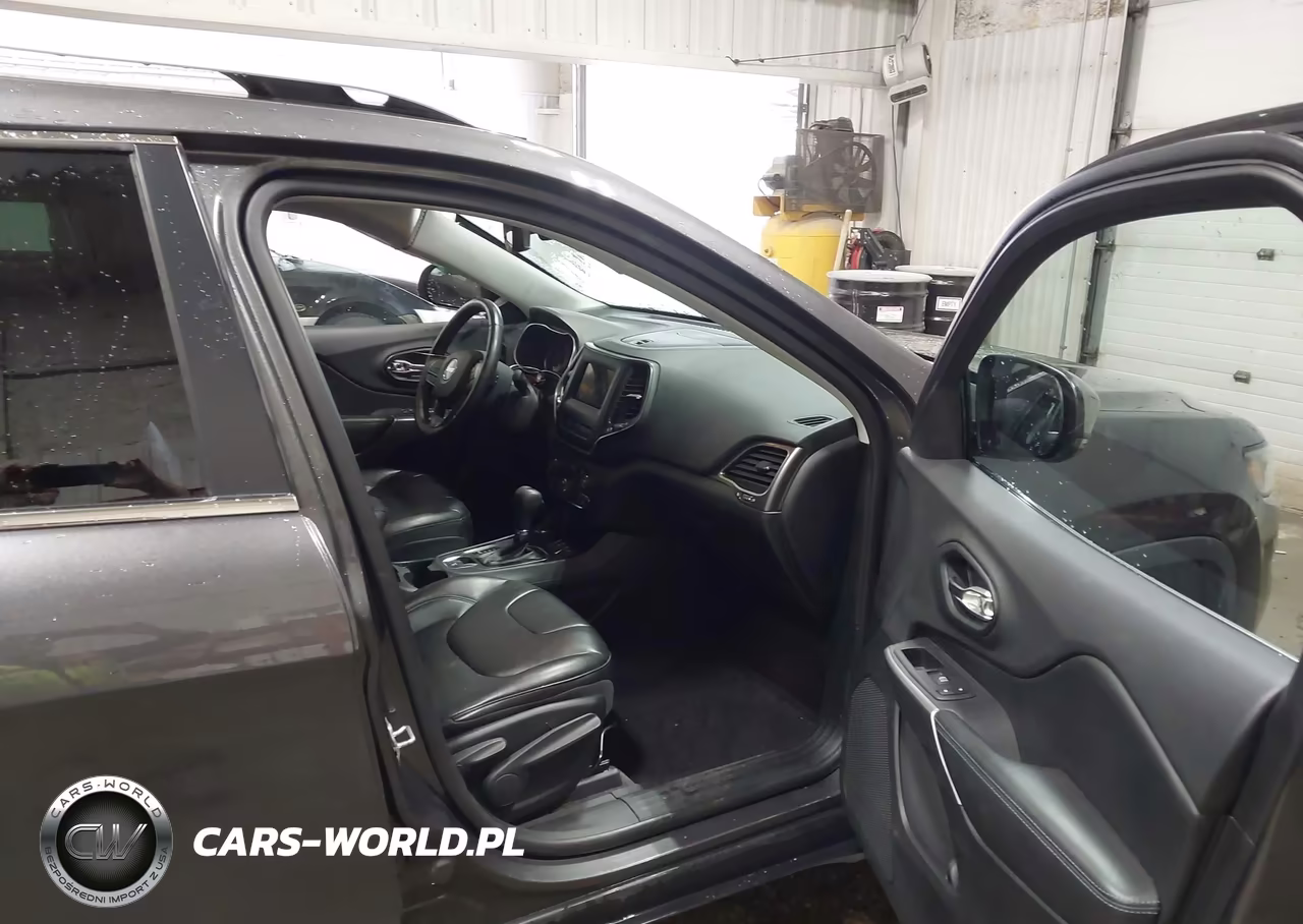 2019 Jeep Cherokee Latitude Plus 4X4 VIN:1C4PJMLN4KD229609 - 5