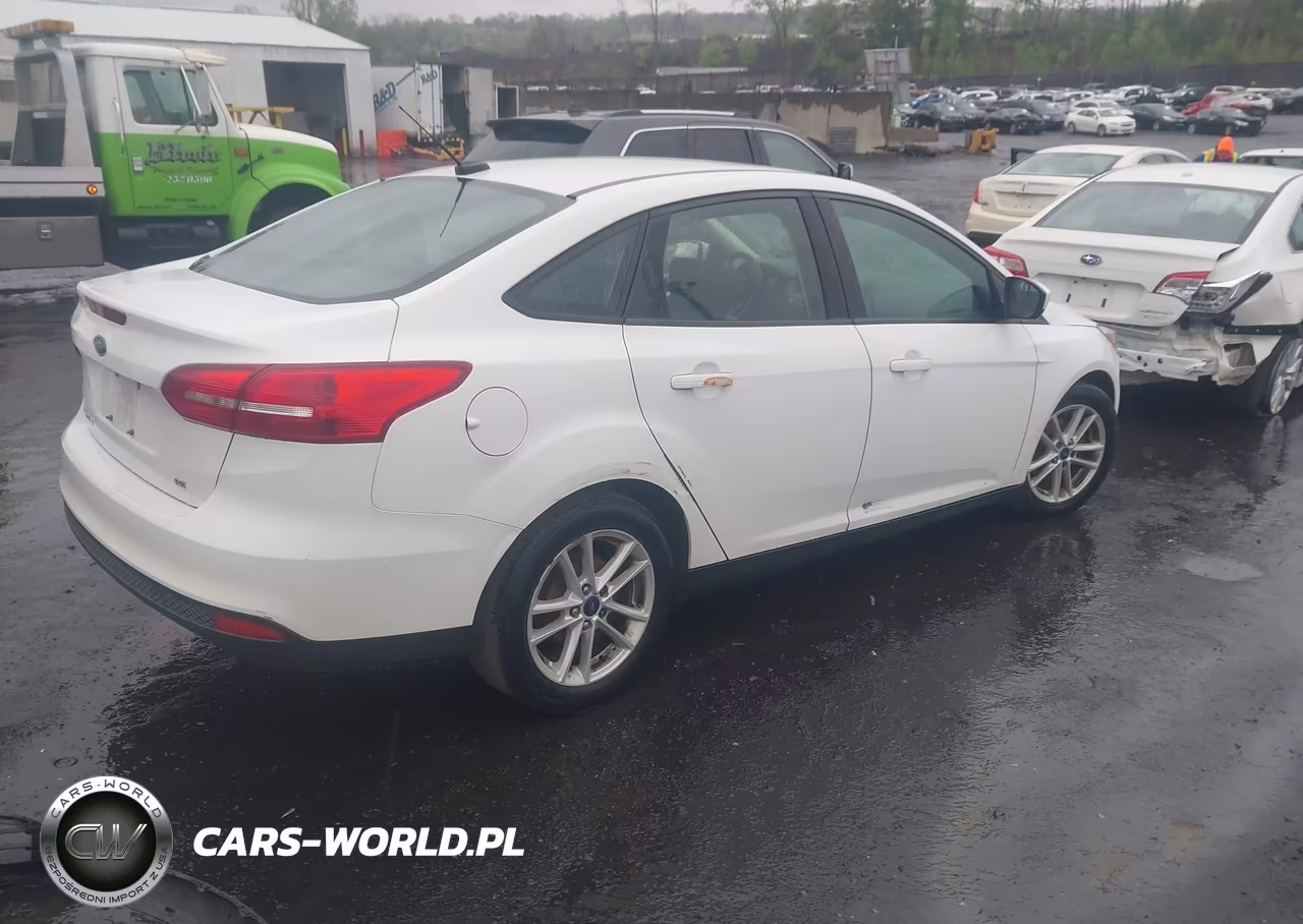 2018 Ford Focus Se VIN:1FADP3F23JL250541 - 4