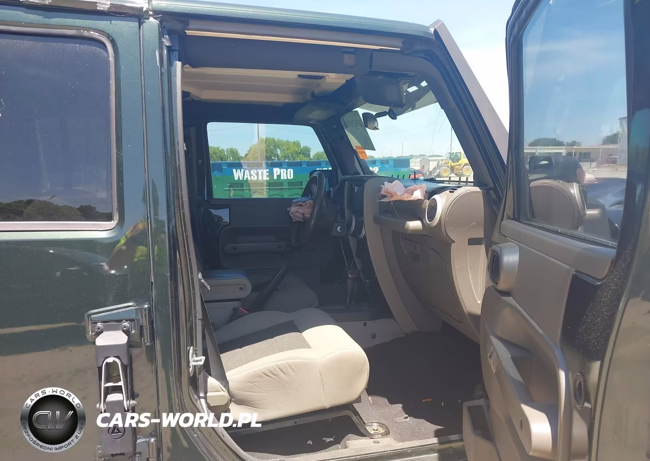 2010 Jeep Wrangler Unlimited Sahara VIN:1J4BA5H10AL122643 - 5