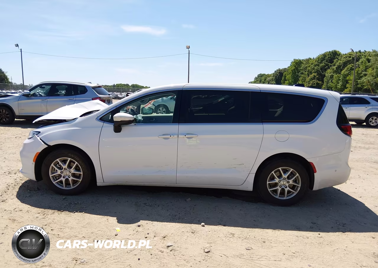 2023 Chrysler Pacifica Touring L VIN:2C4RC1BG8PR526522 - 15