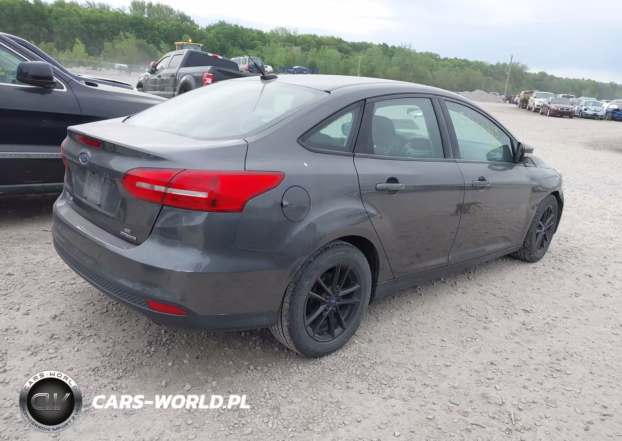 2016 Ford Focus Se VIN:1FADP3F23GL229486 - 4