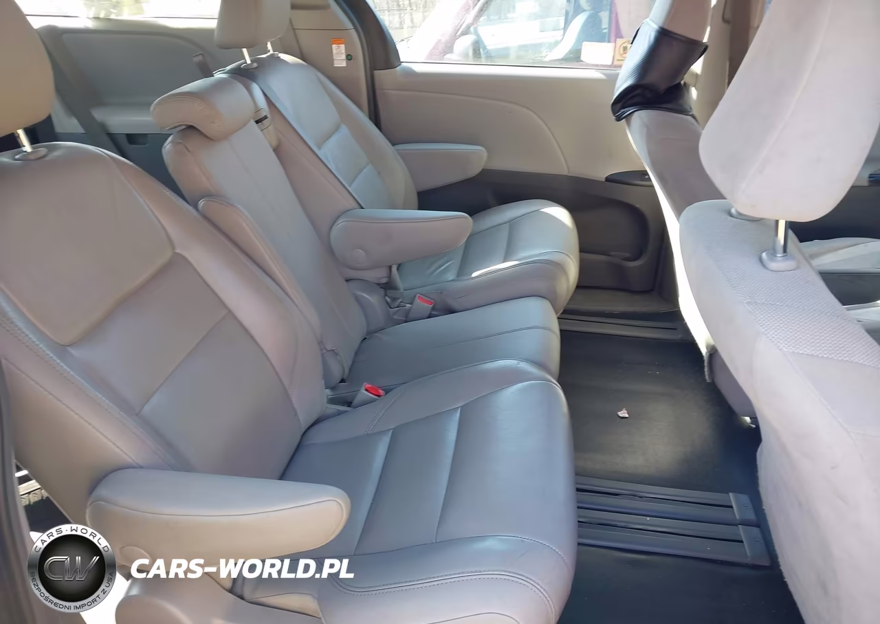 2018 Toyota Sienna L 7 Passenger VIN:5TDZZ3DC5JS942420 - 8