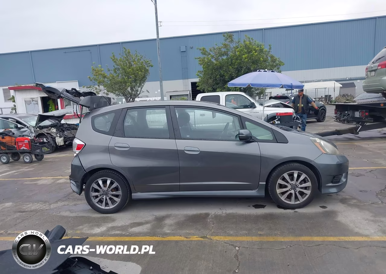 2013 Honda Fit Sport VIN:JHMGE8H56DC038253 - 14