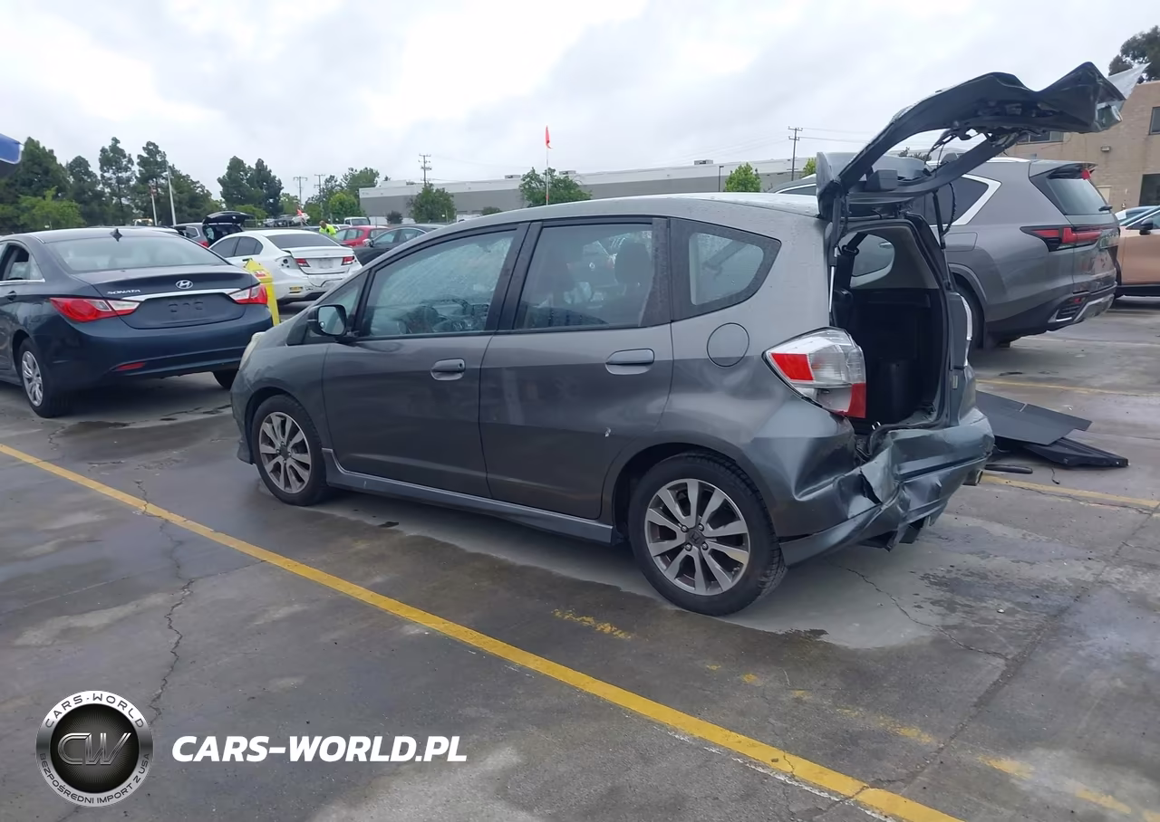 2013 Honda Fit Sport VIN:JHMGE8H56DC038253 - 3
