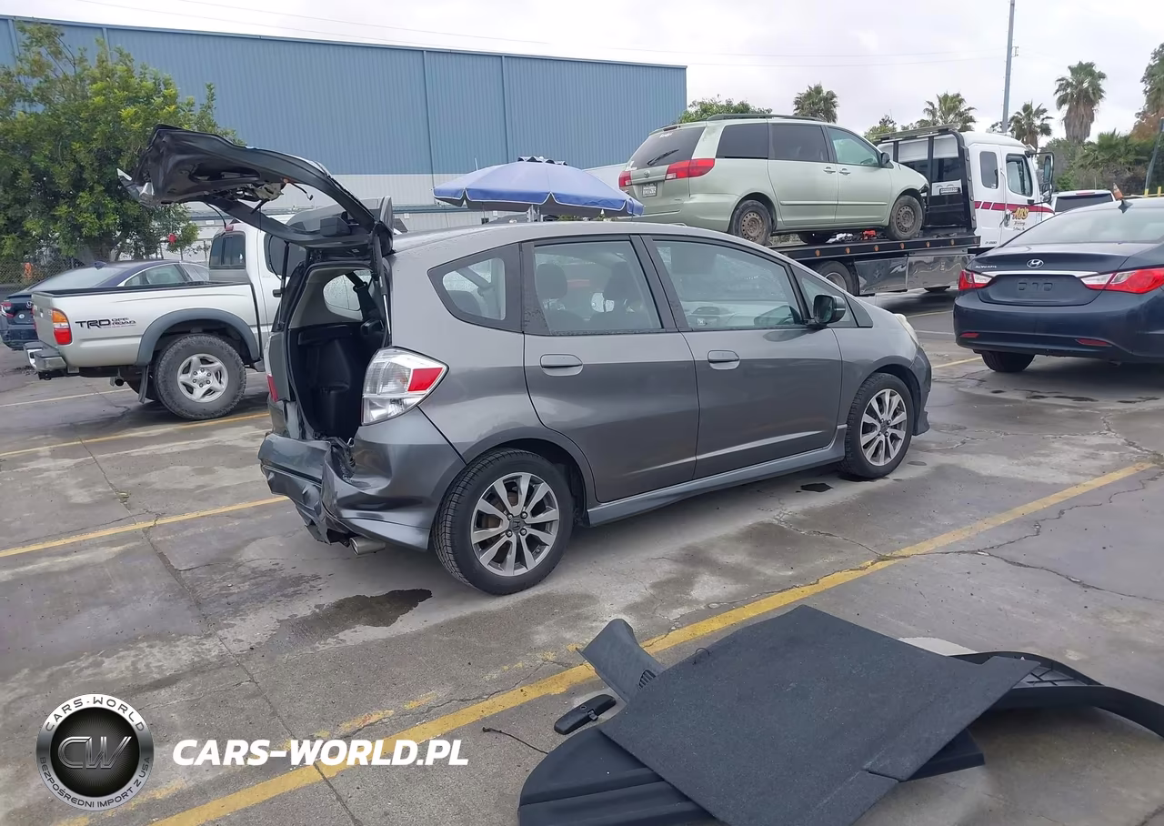 2013 Honda Fit Sport VIN:JHMGE8H56DC038253 - 4