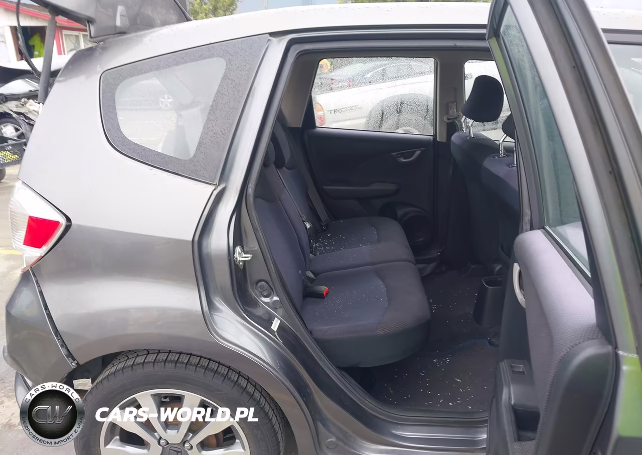 2013 Honda Fit Sport VIN:JHMGE8H56DC038253 - 8