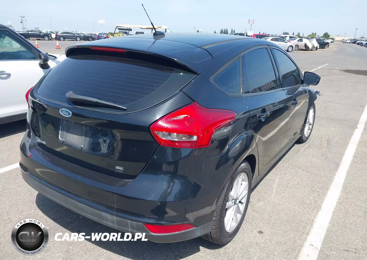 2015 Ford Focus Se VIN:1FADP3K29FL349345 - 4