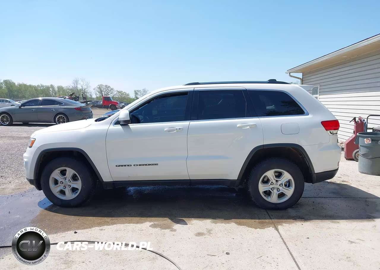 2017 Jeep Grand Cherokee Laredo 4X4 VIN:1C4RJFAGXHC841837 - 14