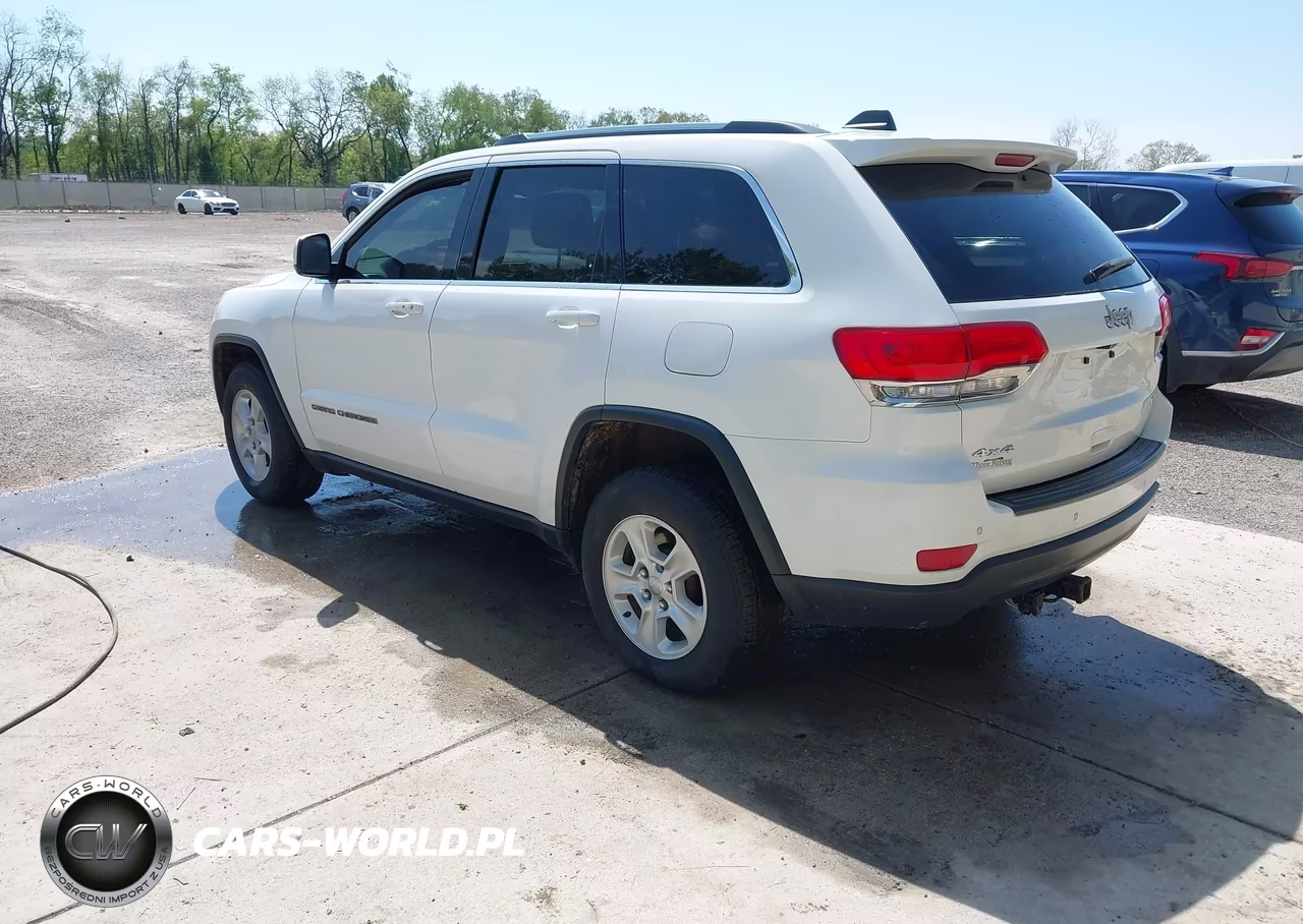 2017 Jeep Grand Cherokee Laredo 4X4 VIN:1C4RJFAGXHC841837 - 3