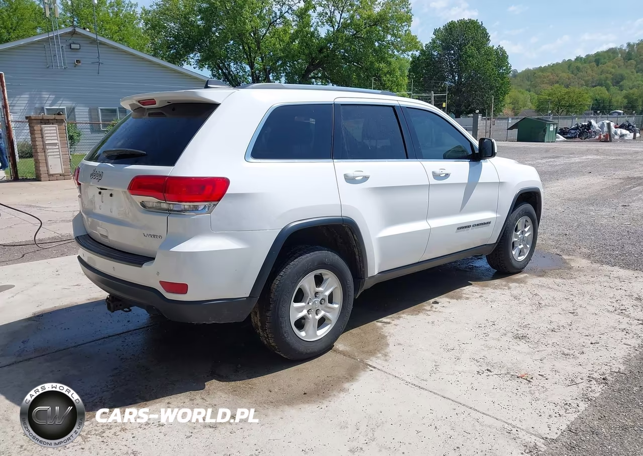 2017 Jeep Grand Cherokee Laredo 4X4 VIN:1C4RJFAGXHC841837 - 4