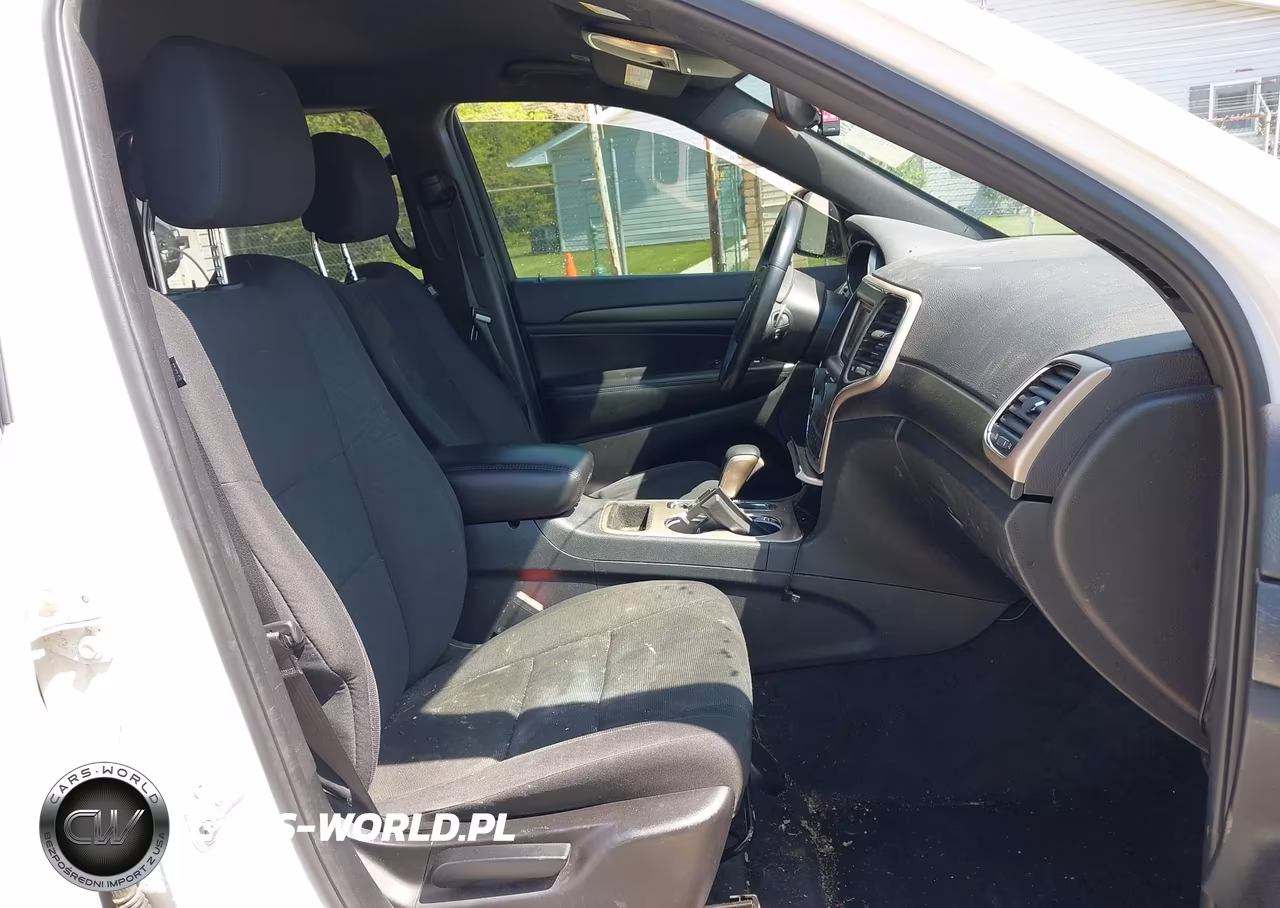 2017 Jeep Grand Cherokee Laredo 4X4 VIN:1C4RJFAGXHC841837 - 5