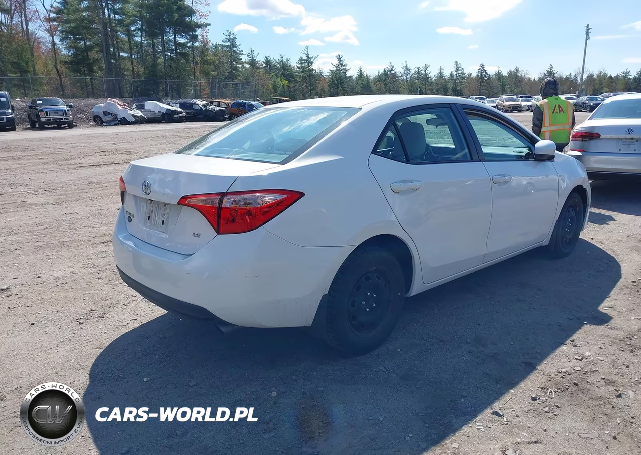 2018 Toyota Corolla Le VIN:2T1BURHE8JC064750 - 4