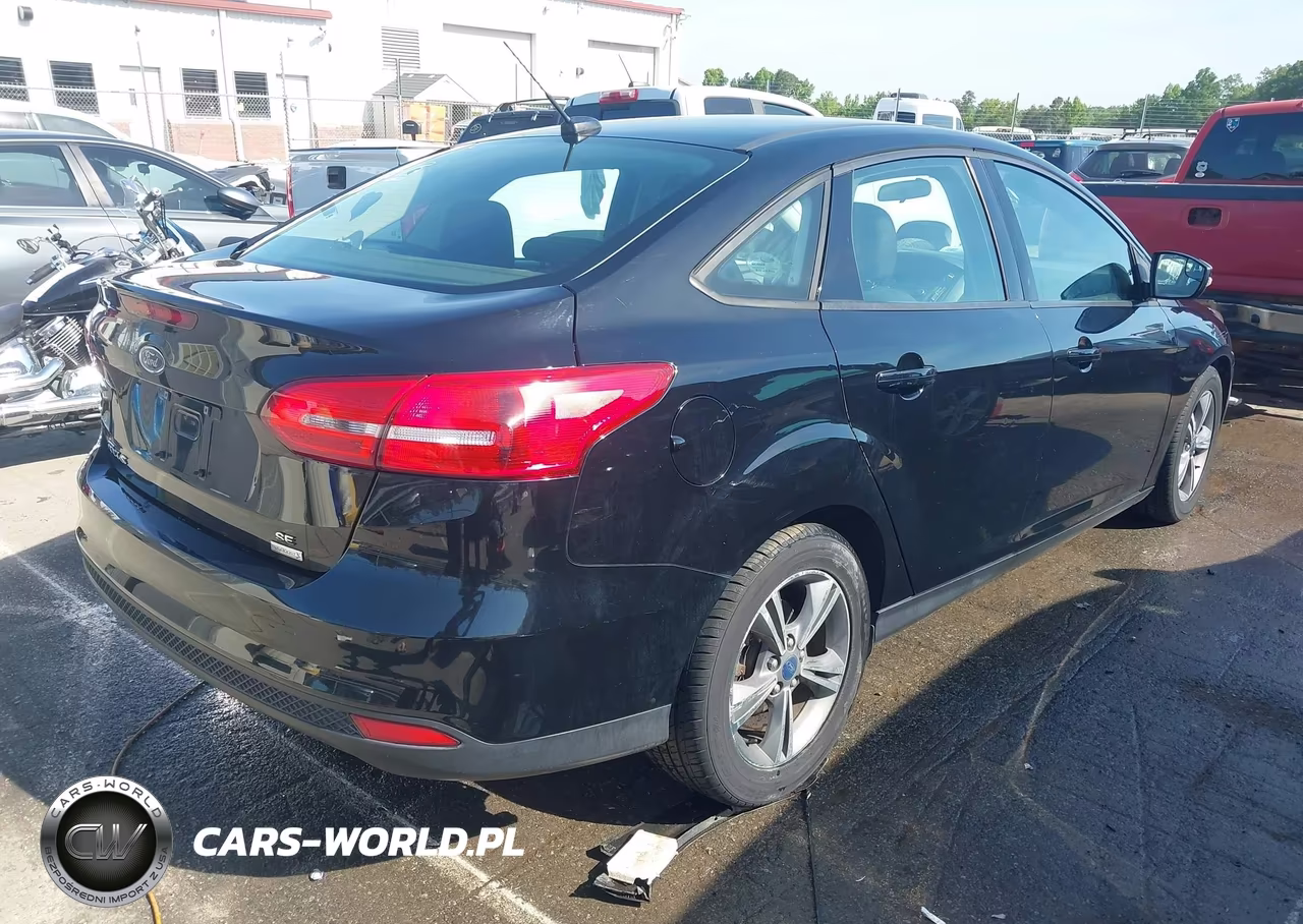 2017 Ford Focus Se VIN:1FADP3FE4HL335196 - 4