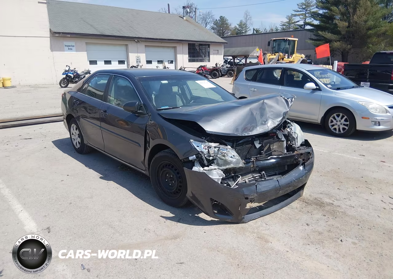 2014 Toyota Camry Le – zdjęcie 1 z 15