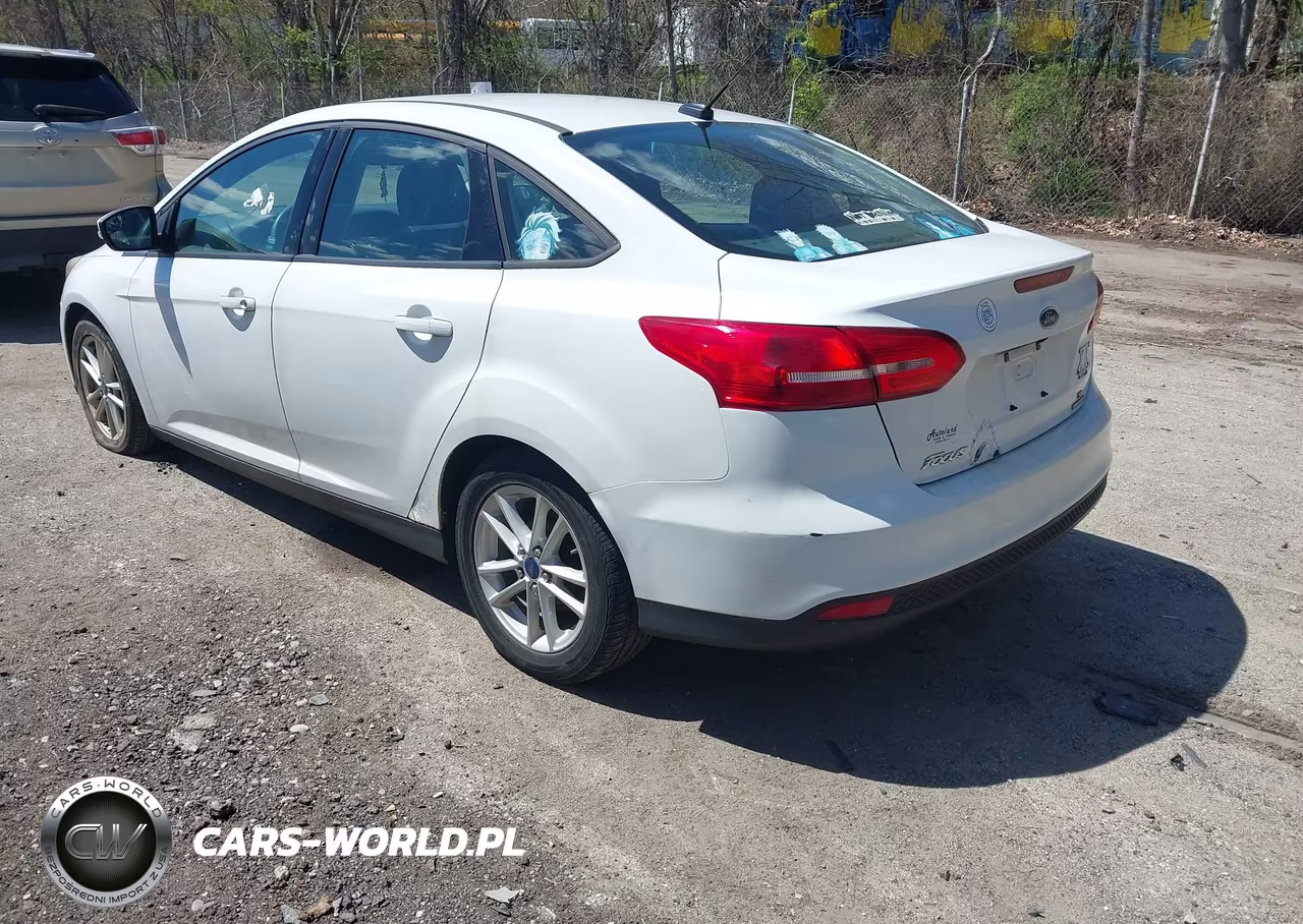 2015 Ford Focus Se VIN:1FADP3F25FL258728 - 3