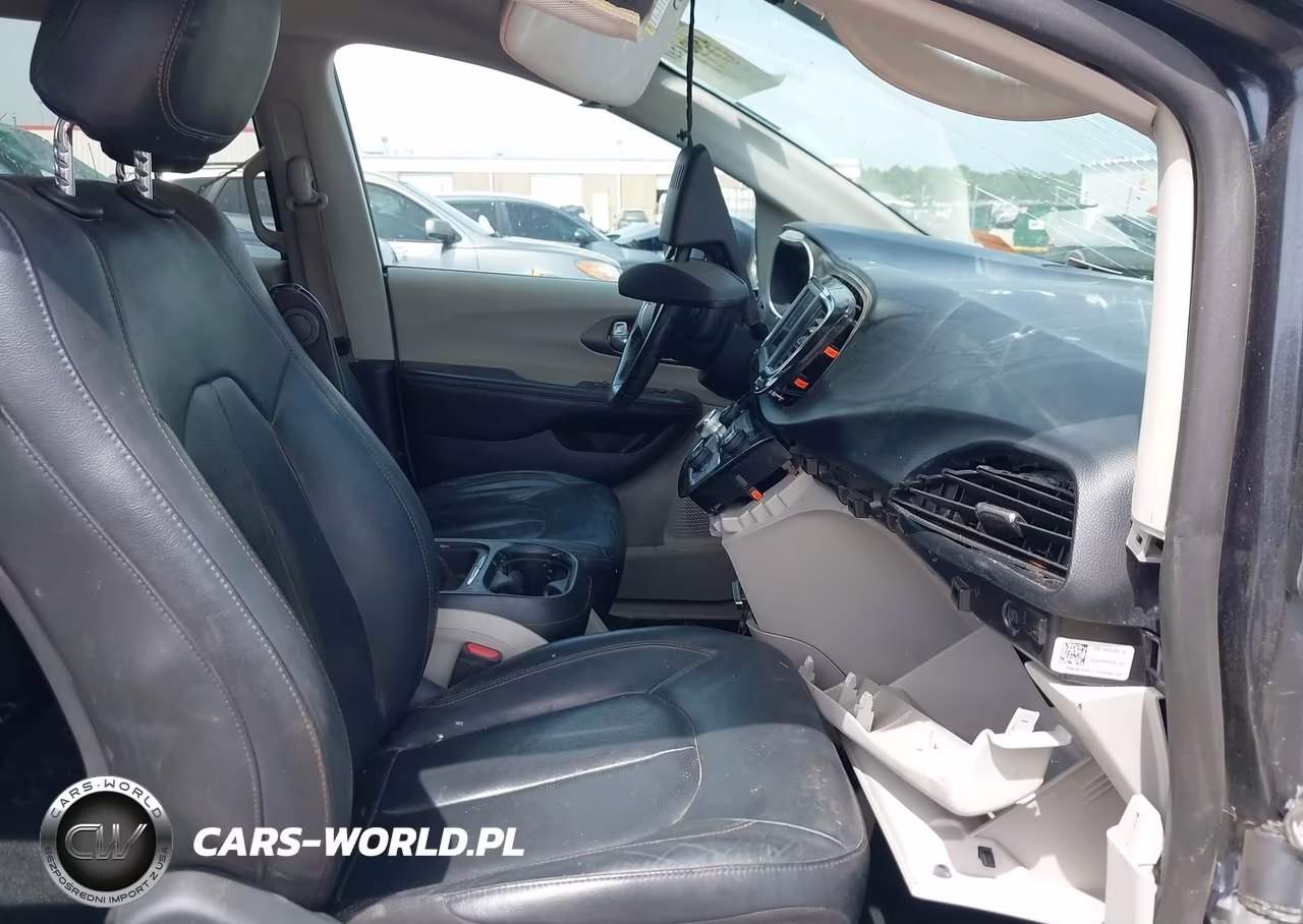 2020 Chrysler Pacifica Touring L VIN:2C4RC1BG8LR157641 - 5