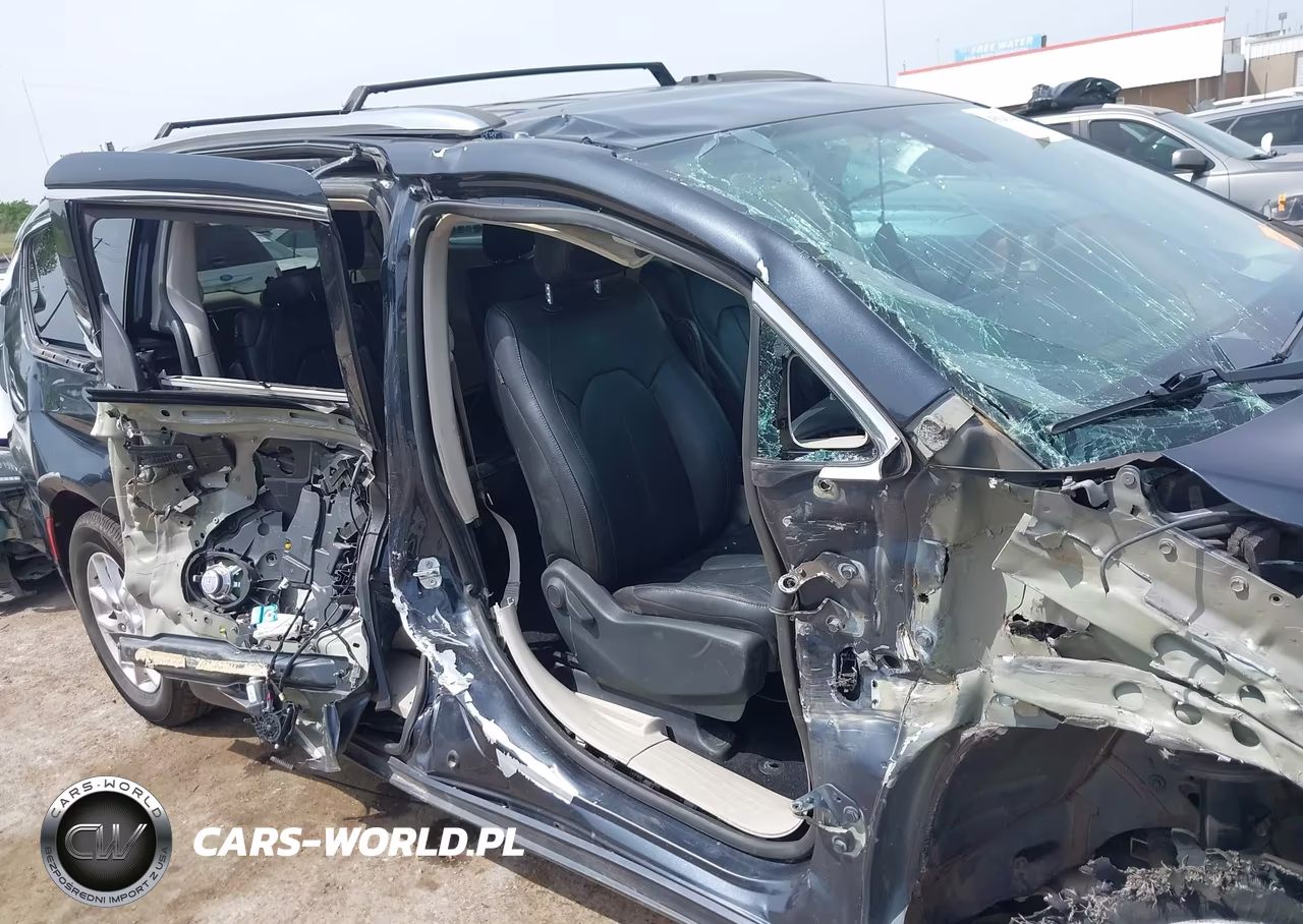 2020 Chrysler Pacifica Touring L VIN:2C4RC1BG8LR157641 - 6