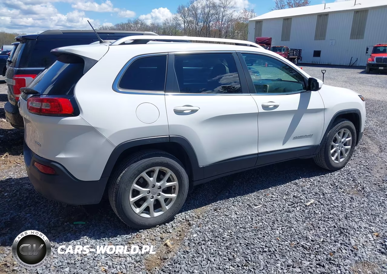 2018 Jeep Cherokee Latitude 4X4 VIN:1C4PJMCB0JD531872 - 4
