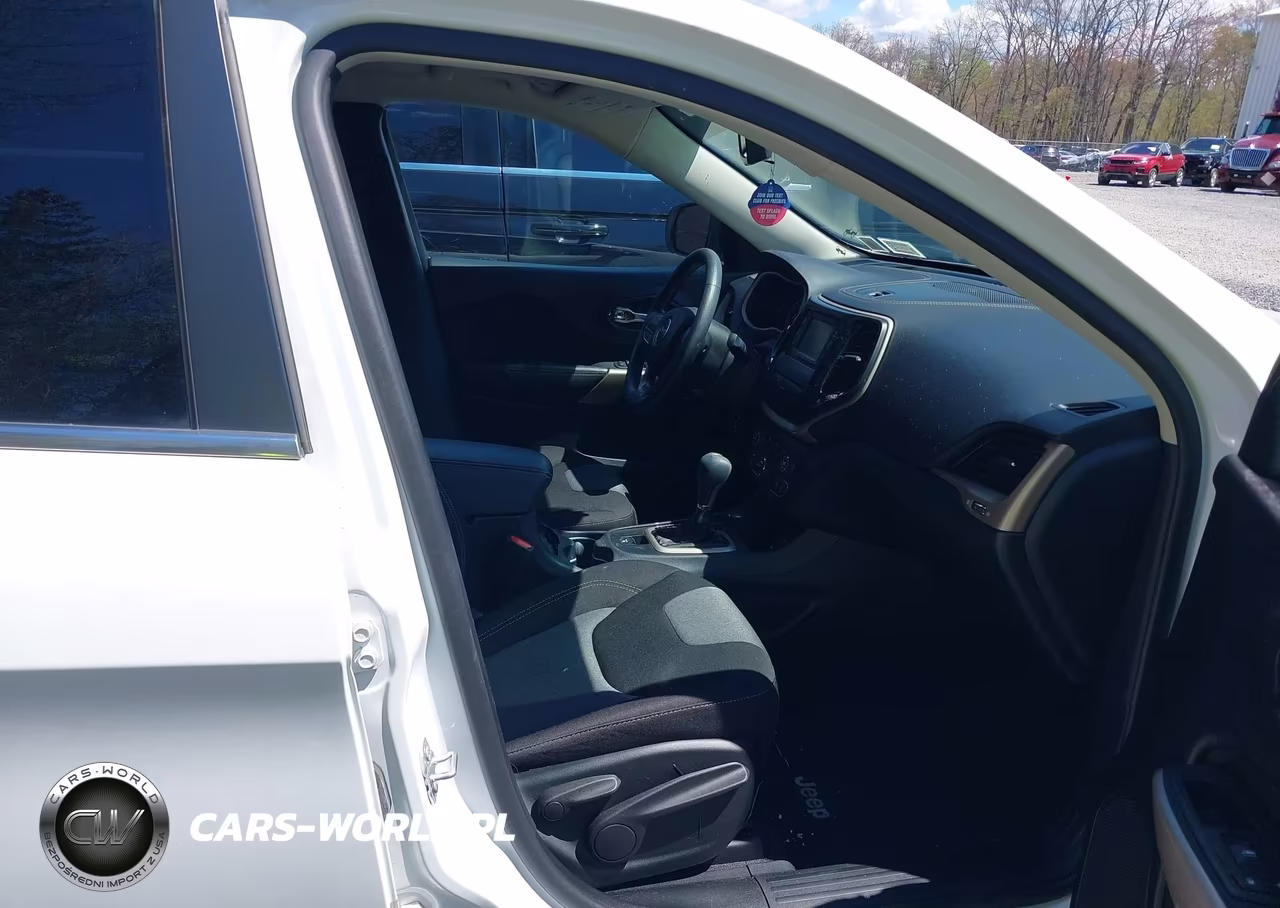 2018 Jeep Cherokee Latitude 4X4 VIN:1C4PJMCB0JD531872 - 5