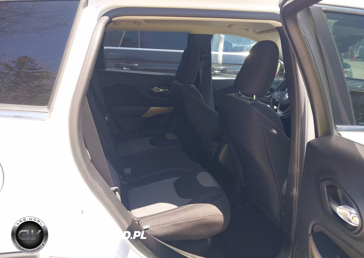 2018 Jeep Cherokee Latitude 4X4 VIN:1C4PJMCB0JD531872 - 8