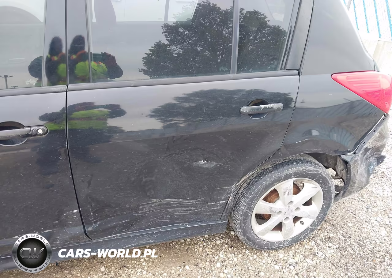 2010 Nissan Versa 1.8Sl VIN:3N1BC1CP7AL384901 - 13