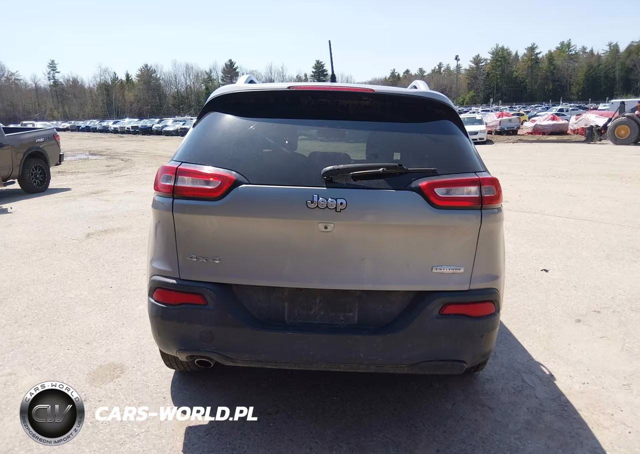 2015 Jeep Cherokee Latitude VIN:1C4PJMCBXFW745408 - 16