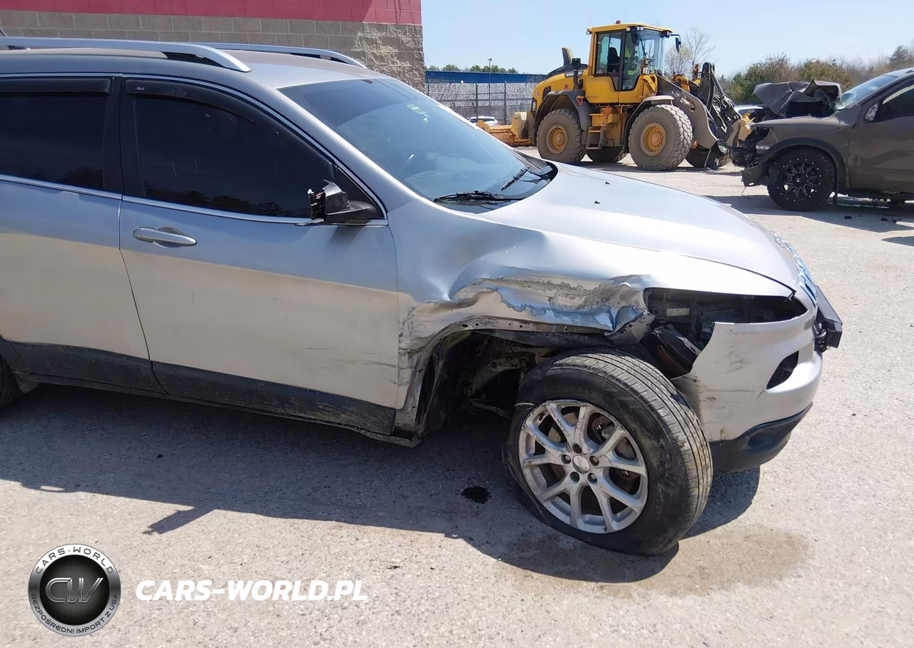 2015 Jeep Cherokee Latitude VIN:1C4PJMCBXFW745408 - 6