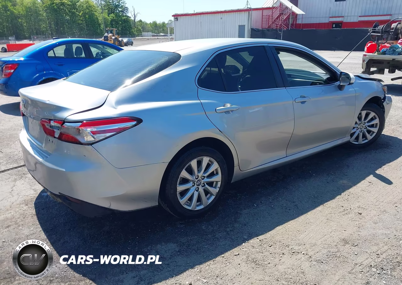 2018 Toyota Camry Le VIN:JTNB11HK4J3020734 - 4