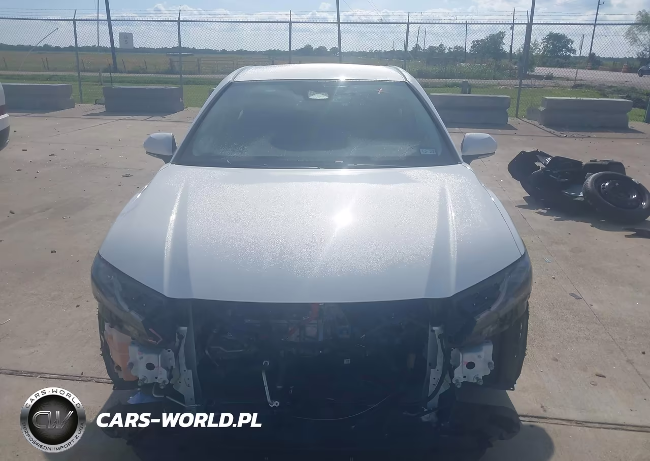 2026 Toyota Camry Le VIN:4T1DAACK9TU670009 - 12